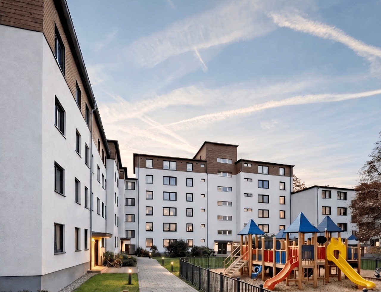 Wohngebäude von U-Living Waldkraiburg mit Spielplatz